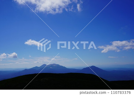 從熊寒嶽山頂看的母寒岳和富普斯山 110783376