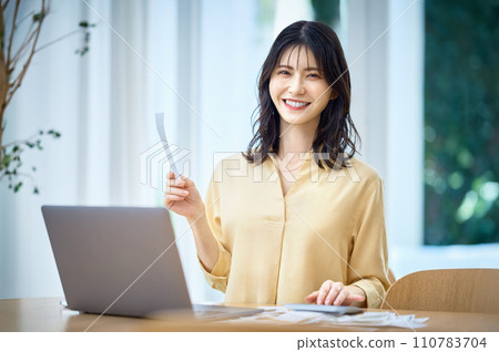 Housewife family income return 110783704