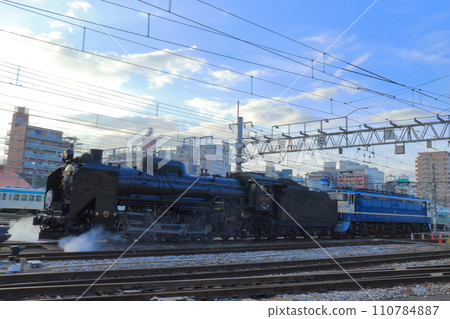 Takasaki vehicle depot photo session D51498 and EF65501 go to the depot in tandem 110784887