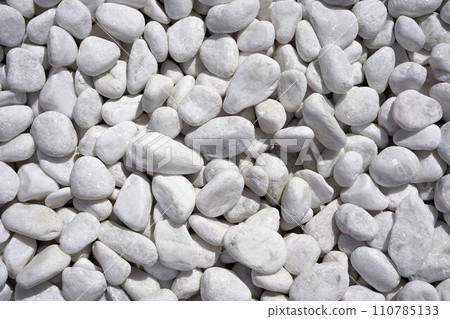 Spread of white gravel 110785133