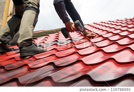 roofer working 110786091