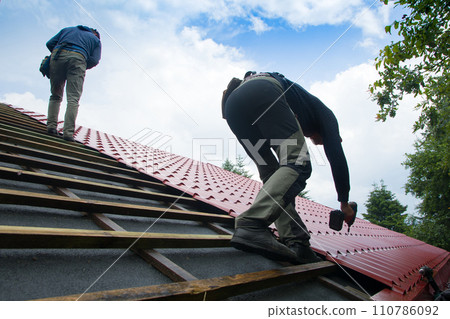 roofer working 110786092