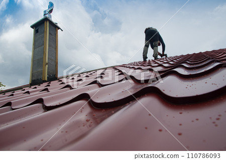 roofer working 110786093