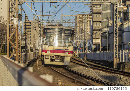 京王線 開往新宿府中站 曲線特快 半特快 京王八王子 高尾山 8000 系列特急 京王線 開往新宿府中站 曲線特快 半特快 京王八王子 高尾山 8000 系列特急 110786133