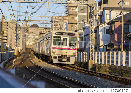 京王線 開往新宿府中站 曲線特快 半特快 京王八王子 高尾山 8000 系列特急 京王線 開往新宿府中站 曲線特快 半特快 京王八王子 高尾山 8000 系列特急 110786137