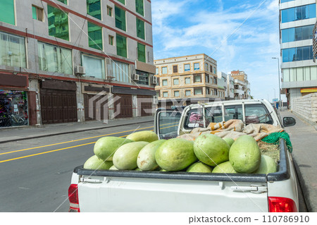 Pickup car full of watermelons on the street of Jeddah downtown central district, Saudi Arabia 110786910