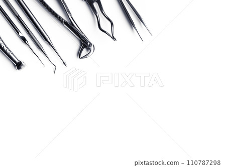 Different metal medical tools isolated Different metal medical tools isolated 110787298