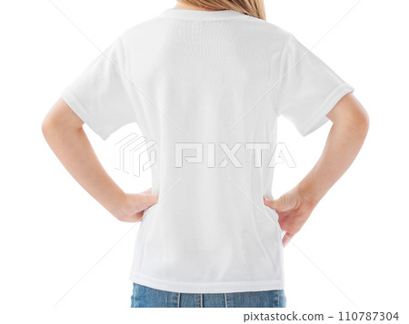 Back view of little girl in white t-shirt 110787304
