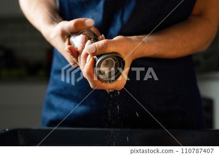 Girl Using Papper Grinding Shaker Girl Using Papper Grinding Shaker 110787407