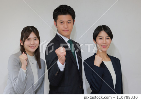 三位商務人士揮拳_1 110789330