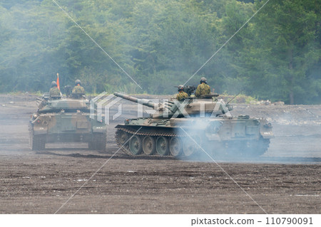 陸上自衛隊74式戰車行駛 110790091