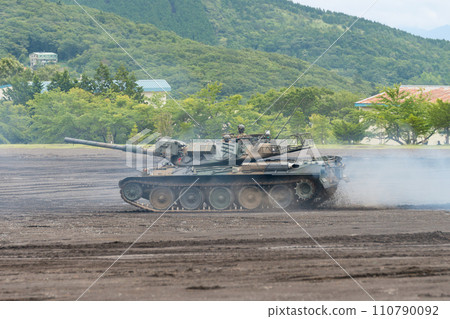 陸上自衛隊74式戰車行駛 110790092