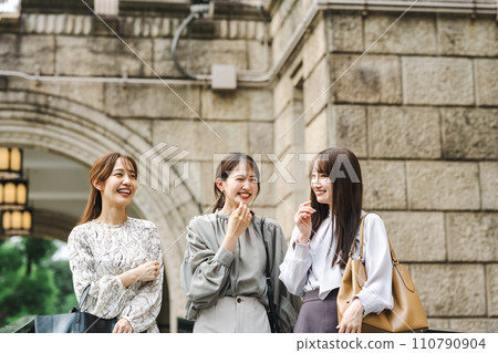 woman going out with friends 110790904