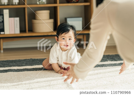 寶寶在家裡的客廳里和媽媽一起玩 110790966