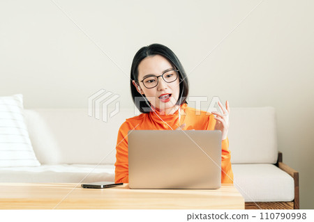 在線與計算機交談的女人 110790998