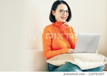 在家看計算機的婦女 110791007