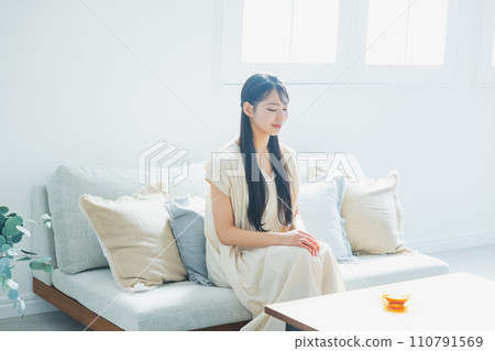 woman drinking coffee in the living room 110791569