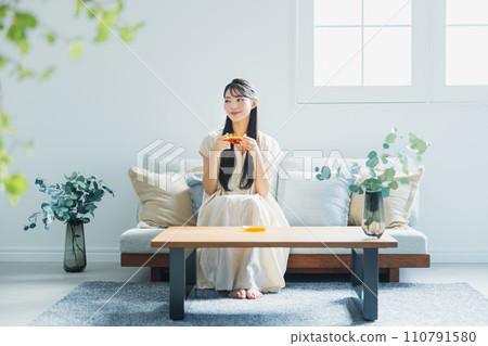 woman drinking coffee in the living room 110791580