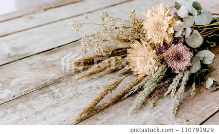 dried flower bouquet on vintage table, 16:9 widescreen wallpaper / background 110791929