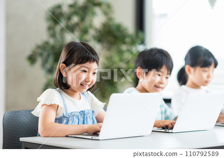 Elementary school students and teachers learning programming. Elementary school students and teachers learning programming. 110792589