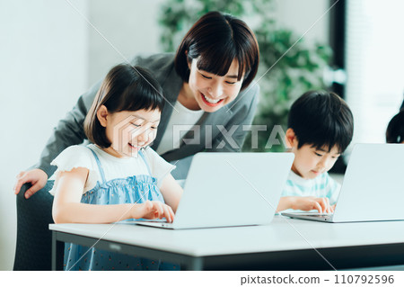 Elementary school students and teachers learning programming. Elementary school students and teachers learning programming. 110792596