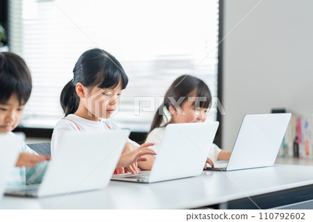 小學生和老師學習程式設計。 110792602