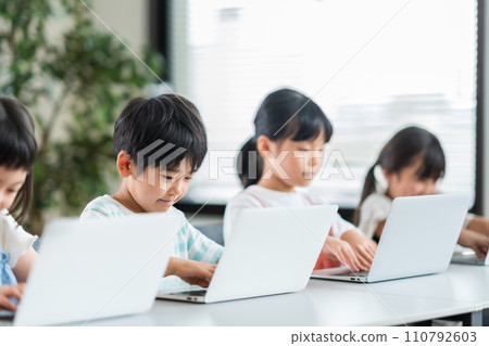 小學生和老師學習程式設計。 110792603