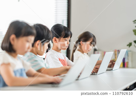 Elementary school students and teachers learning programming. 110792610