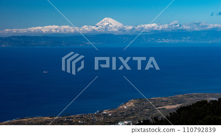 伊豆大島的冬天 - 從三原山眺望波濤洶湧的大海上富士山的壯麗景色 110792839