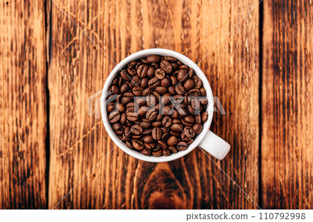 Roasted coffee beans in cup 110792998