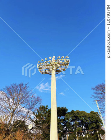 宏偉的燈光與蔚藍的天空 110793784