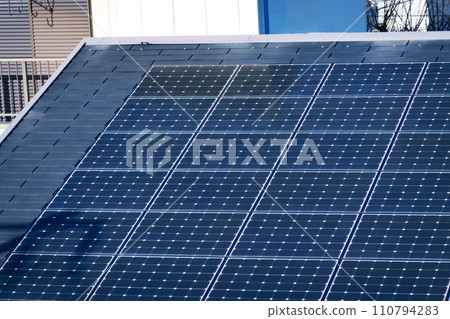 太陽能電池板安裝在屋頂上 110794283