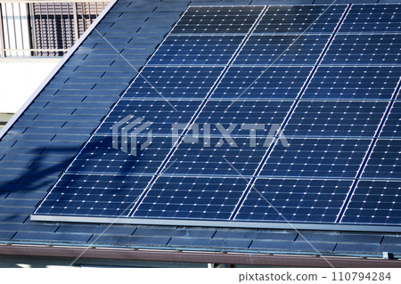 太陽能電池板安裝在屋頂上 太陽能電池板安裝在屋頂上 110794284