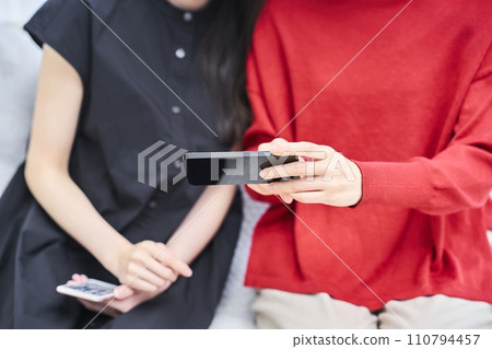 看智慧型手機螢幕的女性手 110794457