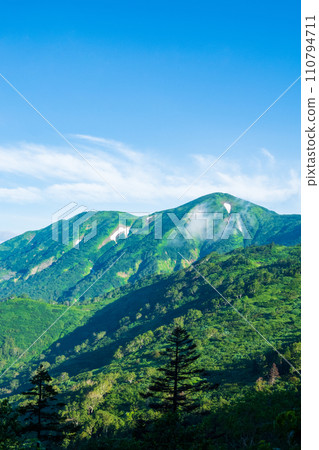 Climbing Mt. Hiuchi in summer (from the mountain trail to Mt. Hiuchi/Shadow of Mt. Hiuchi) Climbing Mt. Hiuchi in summer (from the mountain trail to Mt. Hiuchi/Shadow of Mt. Hiuchi) 110794711