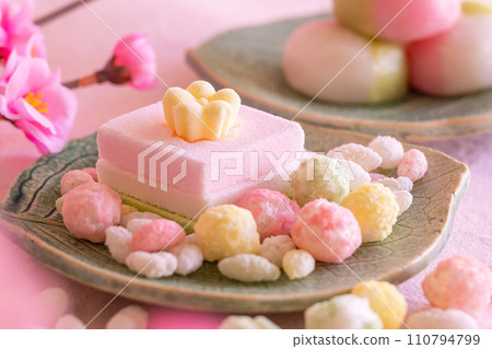 Hinamatsuri food image material: Hina arare and hishi mochi 110794799