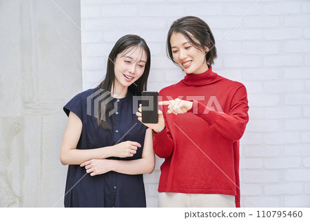 看智慧型手機螢幕的女性 110795460