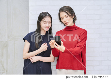 看智慧型手機螢幕的女性 110795466