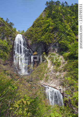 Panoramic view of Yasuno Falls in fresh greenery 110795531