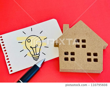 Memo paper with a picture of a house model and miniature light bulb Memo paper with a picture of a house model and miniature light bulb 110795608