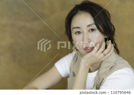 Portrait of a young woman with long brown uneven back hair Portrait of a young woman with long brown uneven back hair 110795646