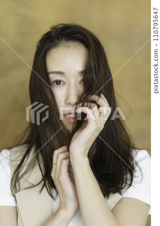 年輕女子的肖像,後背長著棕色不均勻的頭髮,垂直位置 年輕女子的肖像,後背長著棕色不均勻的頭髮,垂直位置 110795647