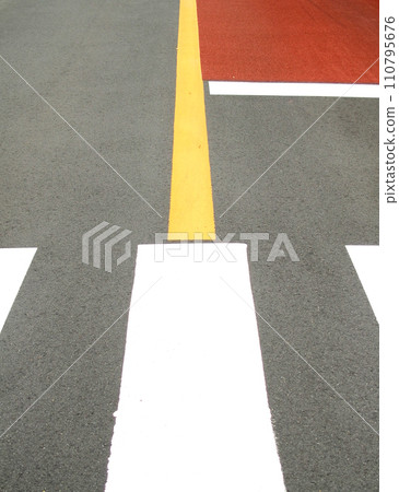 帶有交通標記油漆的交叉路口的道路場景 110795676