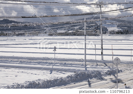 An intersection where the sun shines for a moment 110796213