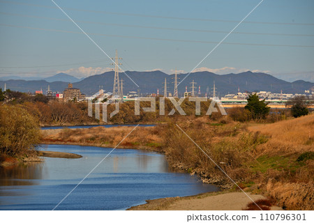 [Aichi Prefecture] Snow-capped Central Alps and Shonai River seen from Shinmeishibashi Bridge, Nishi Ward, Nagoya City 110796301