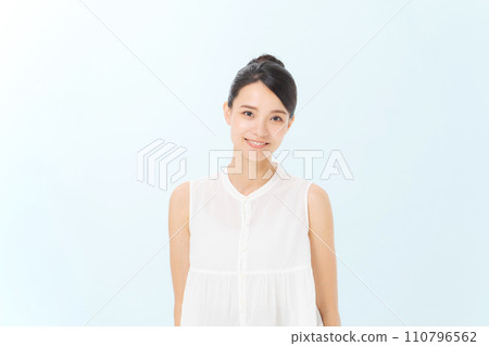 A woman in her 20s wearing a sleeveless blouse 110796562