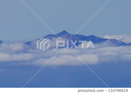從二比別山頂眺望的十勝岳 110796629