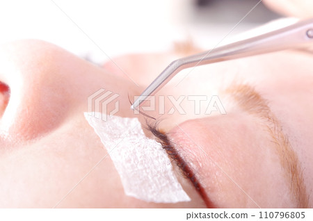 一名年輕女子黏著假睫毛 110796805