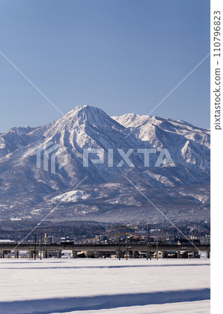 在晴朗的藍天下拍攝妙高山的雪景。 110796823