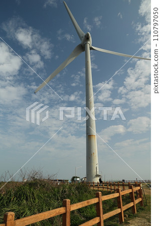 苗栗後龍好望角風景區的壯觀風力發電機 苗栗後龍好望角風景區的壯觀風力發電機 110797050